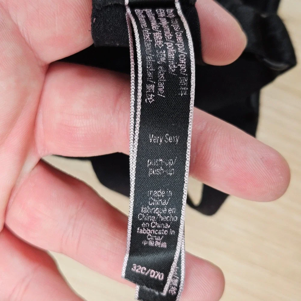 Victoria Secret Bra Women 32C Black  Very Sexy PushUp Quilted Underwire 370019‎